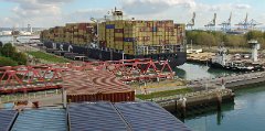 Anderes_grosses_Containerschiff_MSC_VITTORIA
