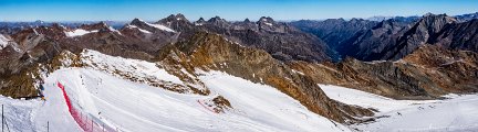 Hinterer_Brunnenkogel_Skigebiet_nahe_Bergstation_mit_Bergpanorama_p