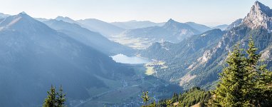 Hahnenkamm_Blick_Tannheimer_Tal_mit_Haldensee