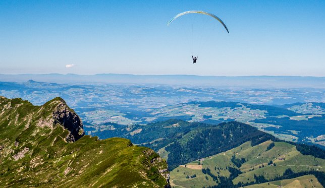 Ausblick Hohgant mit Gleitsegler